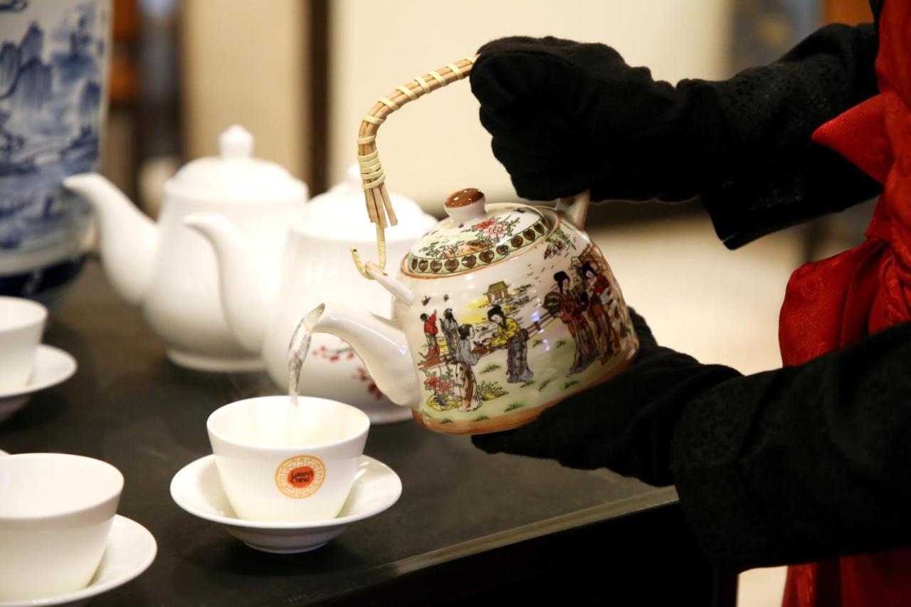 แอมบาสซาเดอร์ - ไอเอชซีแอล ซีเล็คชั่น Hotel นิวเดลี ภายนอก รูปภาพ Tea being poured