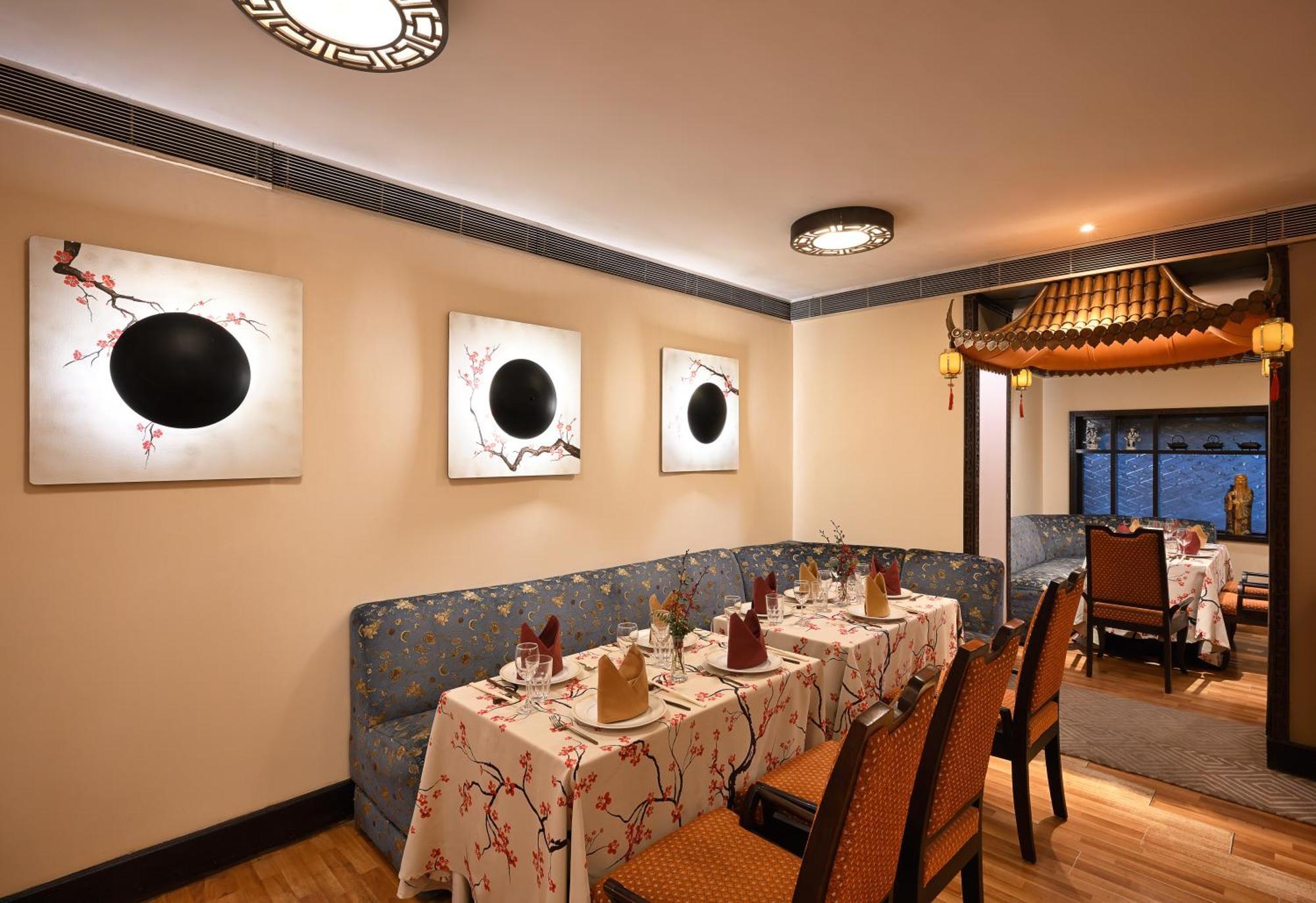 แอมบาสซาเดอร์ - ไอเอชซีแอล ซีเล็คชั่น Hotel นิวเดลี ภายนอก รูปภาพ The interior of the restaurant