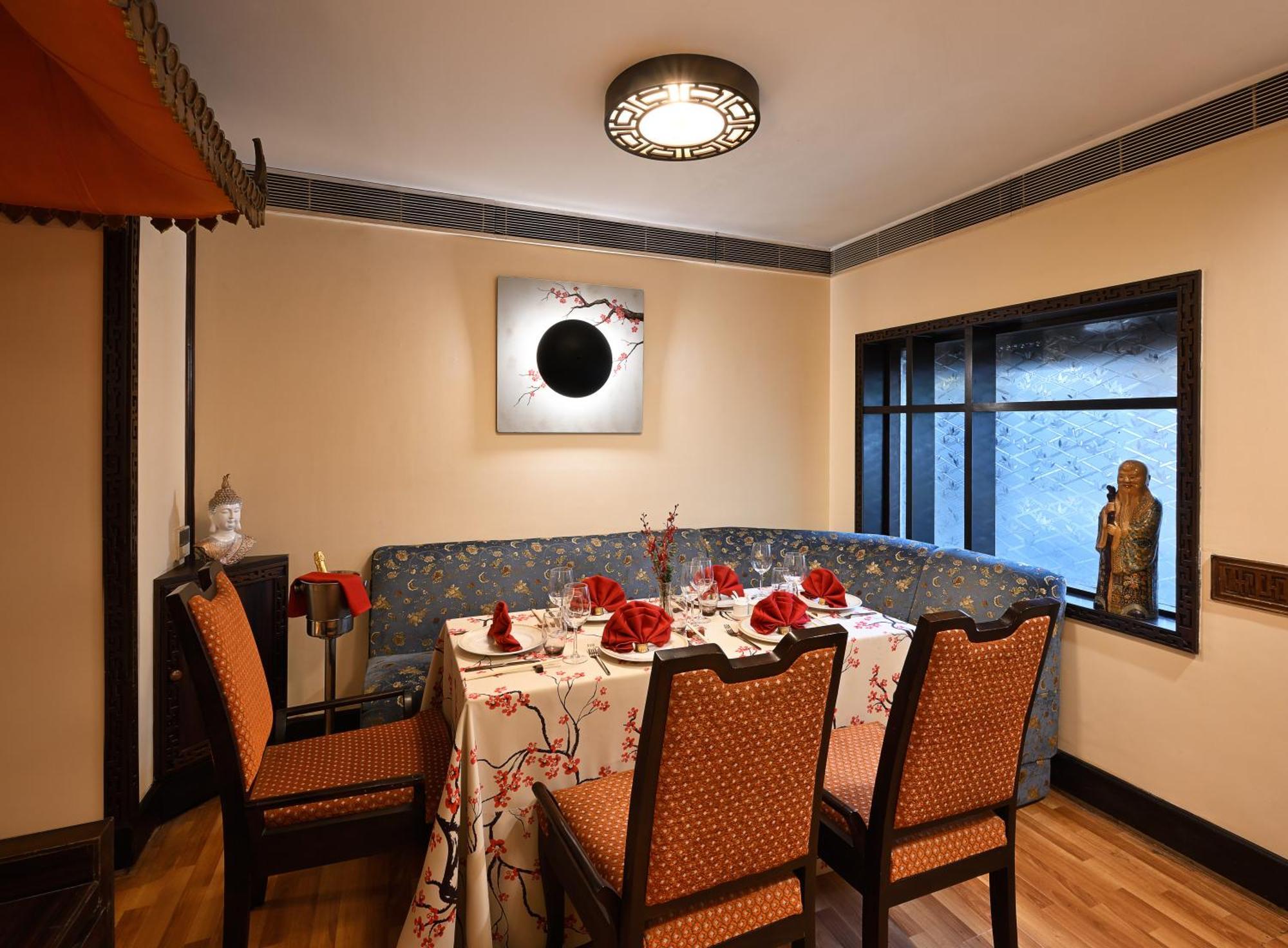 แอมบาสซาเดอร์ - ไอเอชซีแอล ซีเล็คชั่น Hotel นิวเดลี ภายนอก รูปภาพ A restaurant in Tokyo