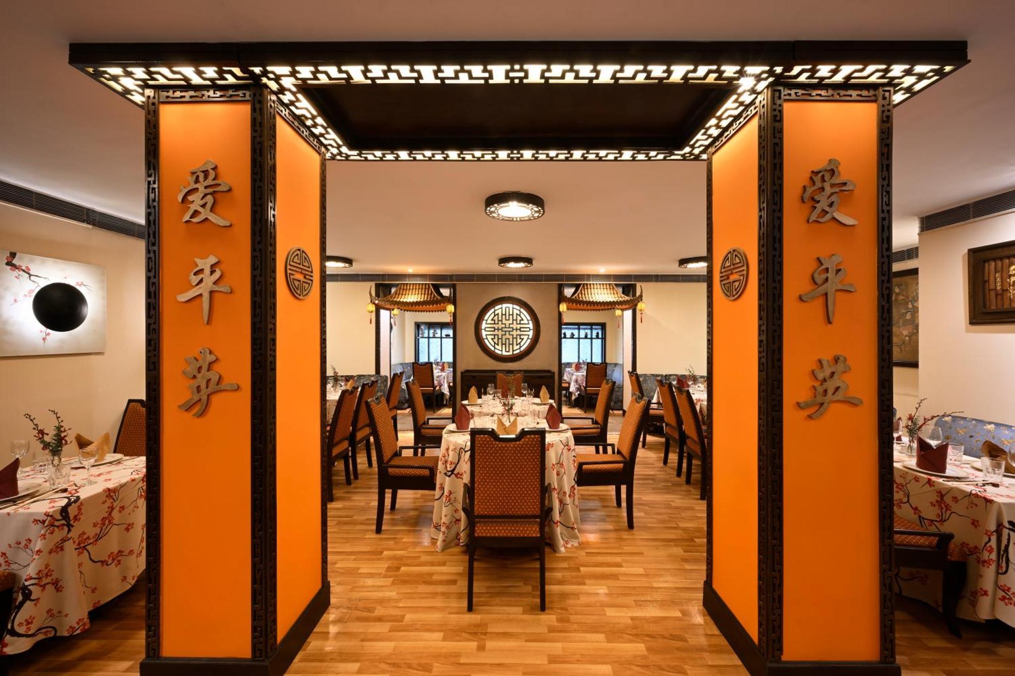 แอมบาสซาเดอร์ - ไอเอชซีแอล ซีเล็คชั่น Hotel นิวเดลี ภายนอก รูปภาพ Interior of a restaurant in Beijing