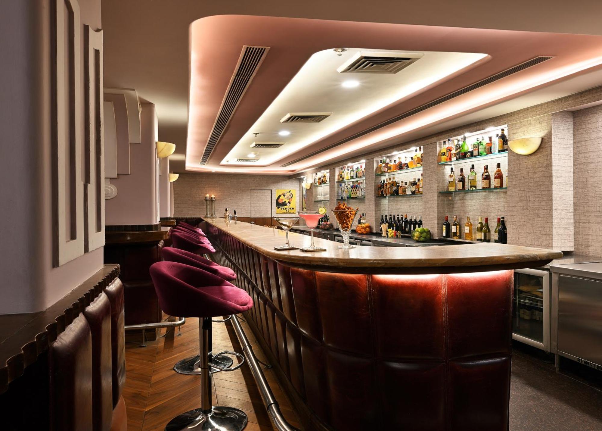 แอมบาสซาเดอร์ - ไอเอชซีแอล ซีเล็คชั่น Hotel นิวเดลี ภายนอก รูปภาพ The bar at the 2010 London Olympics