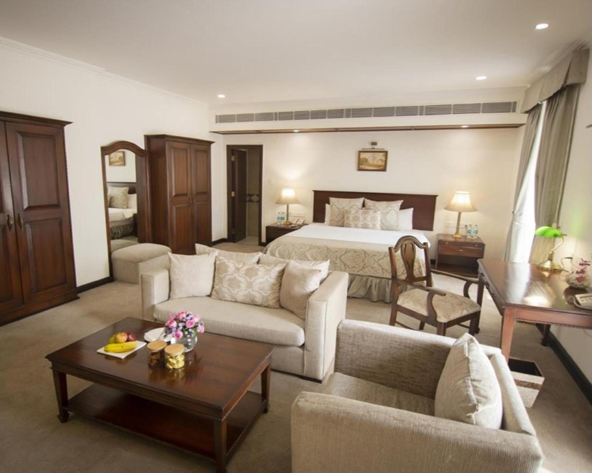 แอมบาสซาเดอร์ - ไอเอชซีแอล ซีเล็คชั่น Hotel นิวเดลี ภายนอก รูปภาพ A suite at the Taj Bengal
