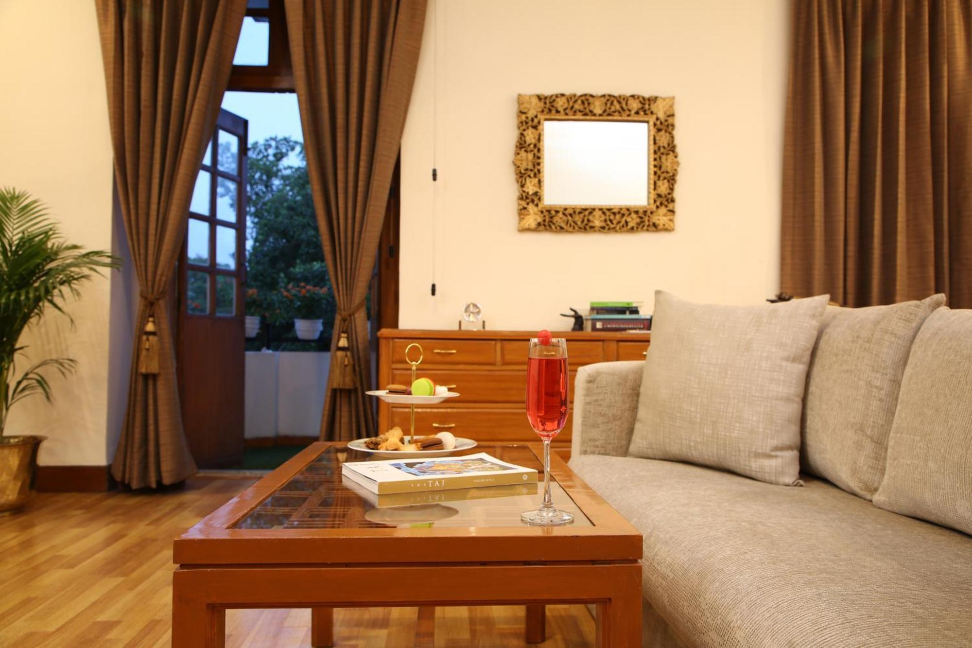 แอมบาสซาเดอร์ - ไอเอชซีแอล ซีเล็คชั่น Hotel นิวเดลี ภายนอก รูปภาพ A living room