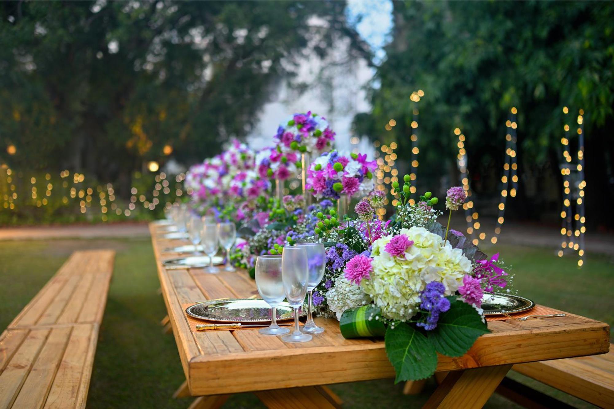 แอมบาสซาเดอร์ - ไอเอชซีแอล ซีเล็คชั่น Hotel นิวเดลี ภายนอก รูปภาพ A table set for a wedding reception