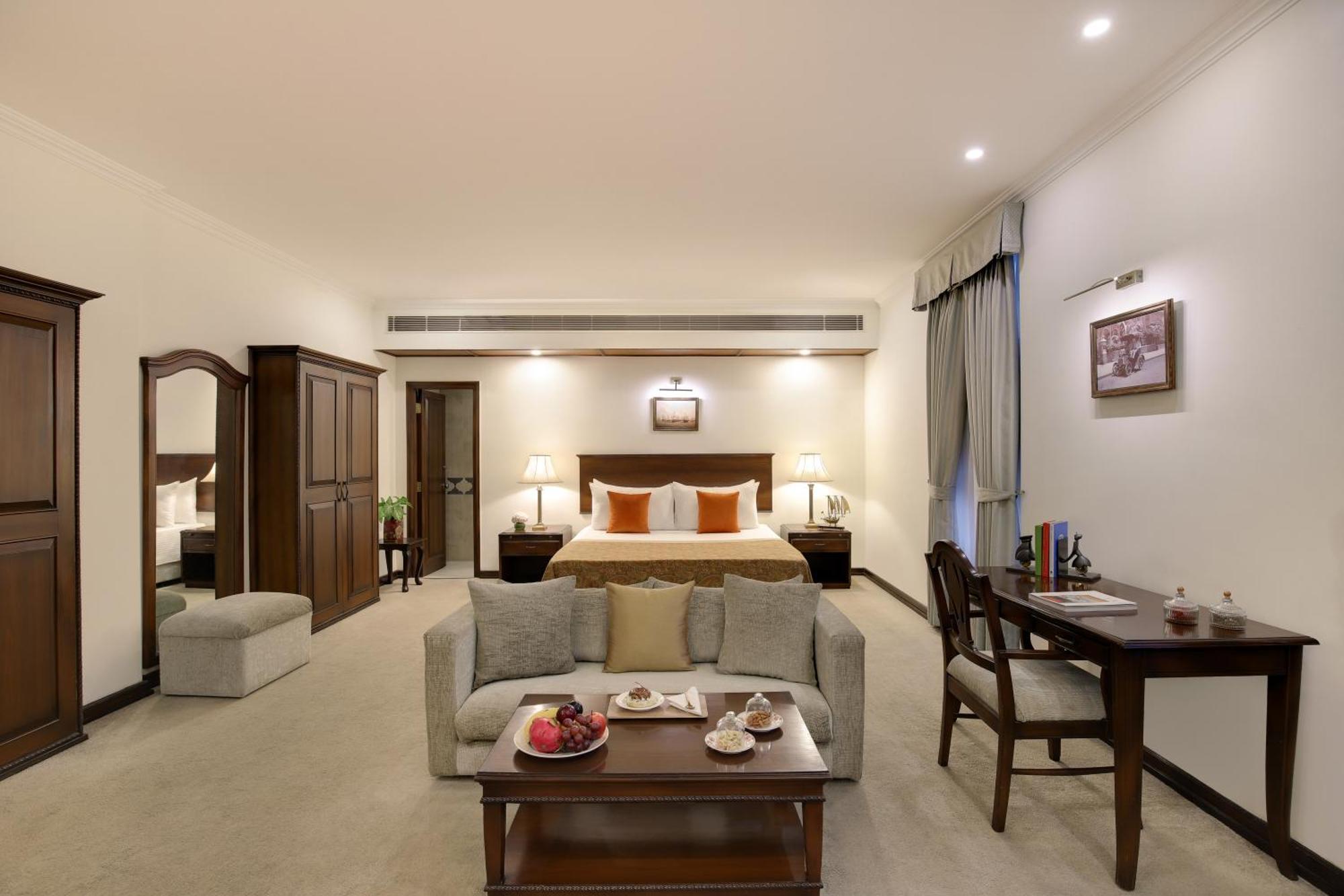 แอมบาสซาเดอร์ - ไอเอชซีแอล ซีเล็คชั่น Hotel นิวเดลี ภายนอก รูปภาพ A suite at the hotel