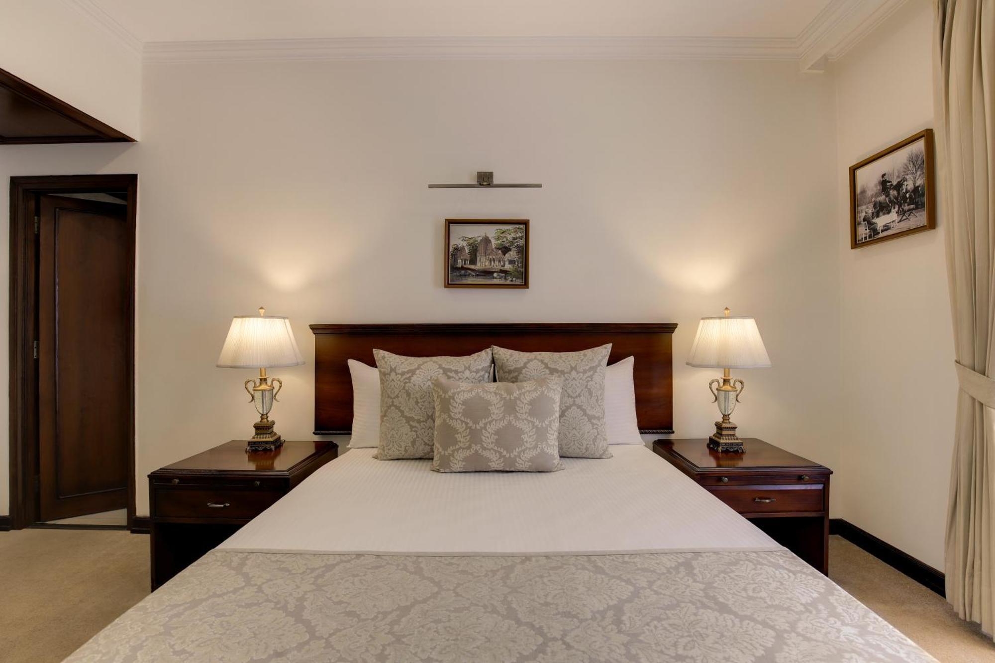แอมบาสซาเดอร์ - ไอเอชซีแอล ซีเล็คชั่น Hotel นิวเดลี ภายนอก รูปภาพ A bedroom at the hotel