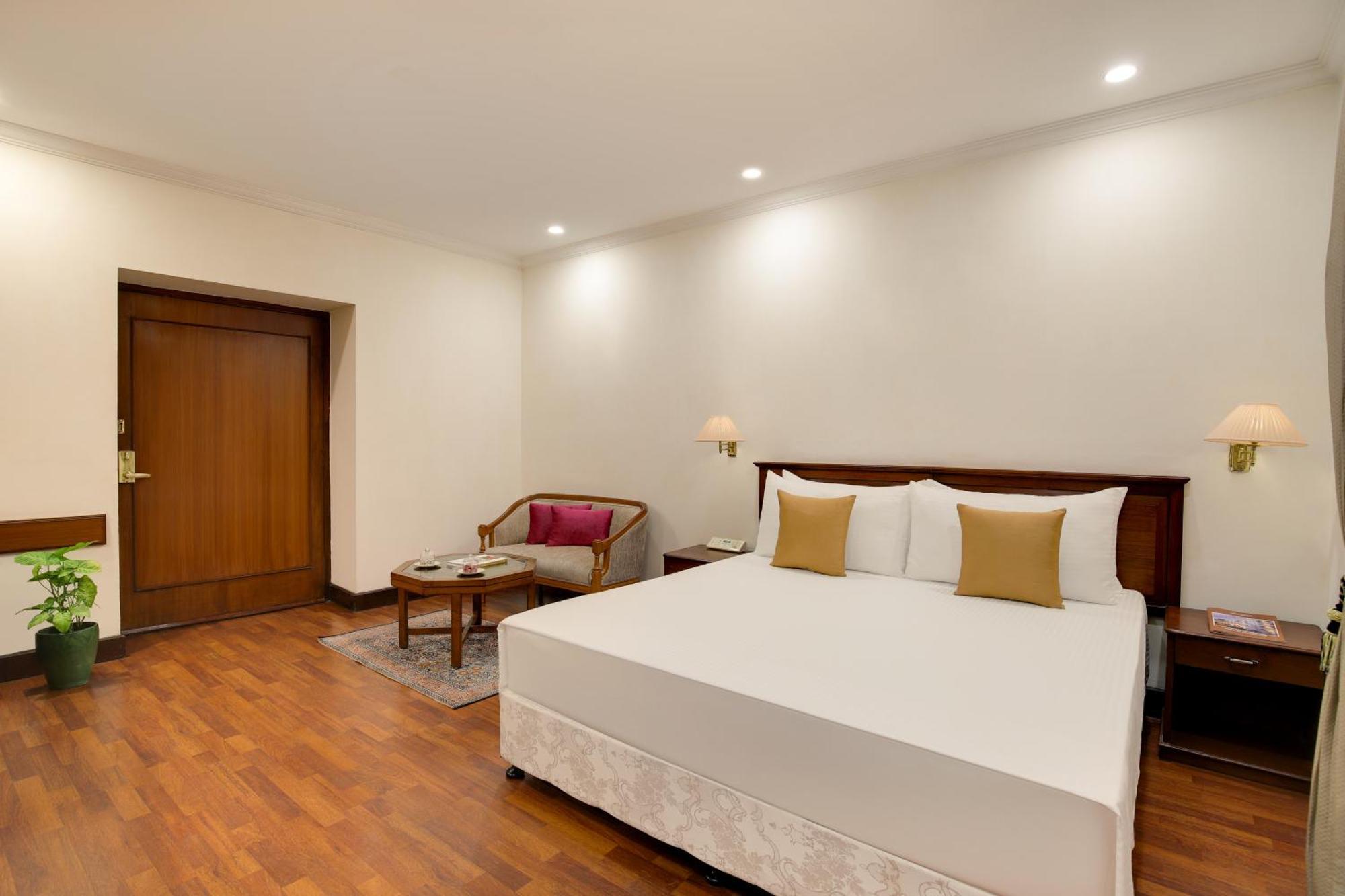 แอมบาสซาเดอร์ - ไอเอชซีแอล ซีเล็คชั่น Hotel นิวเดลี ภายนอก รูปภาพ A room at the hotel